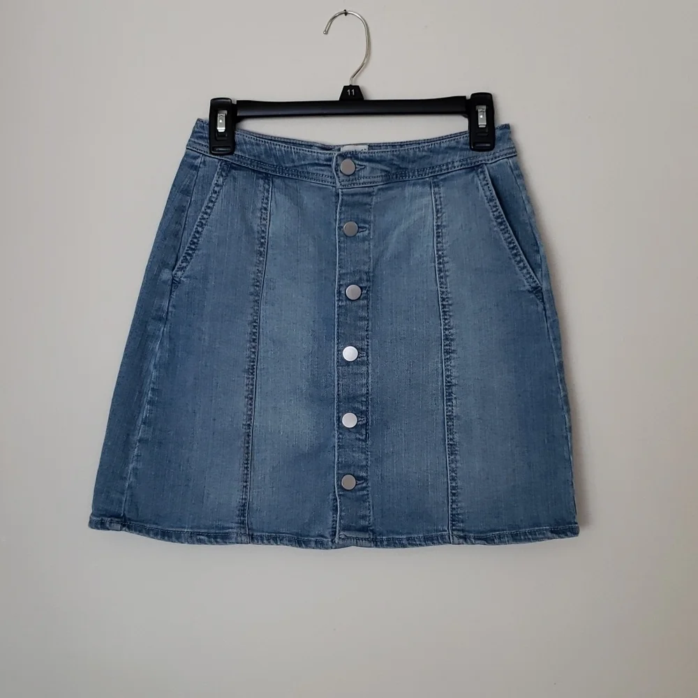A new day button front jean skirt, light wash, Sz 6.